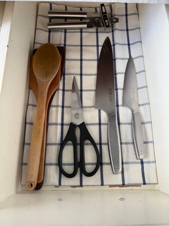 Modern kitchenware and cooking tools available in the unit