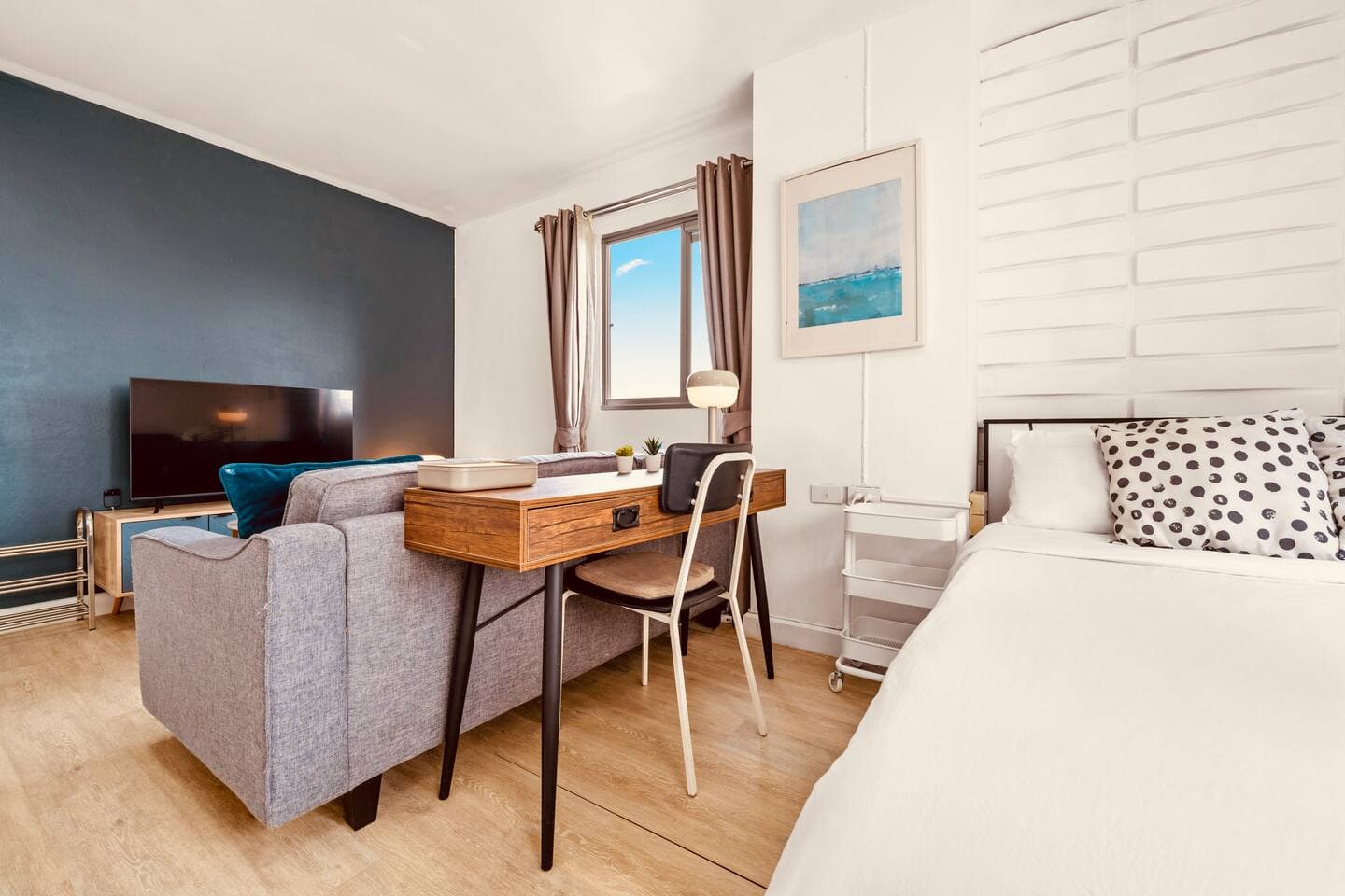 Functional workspace with desk and air conditioning – Bangkok River Oasis