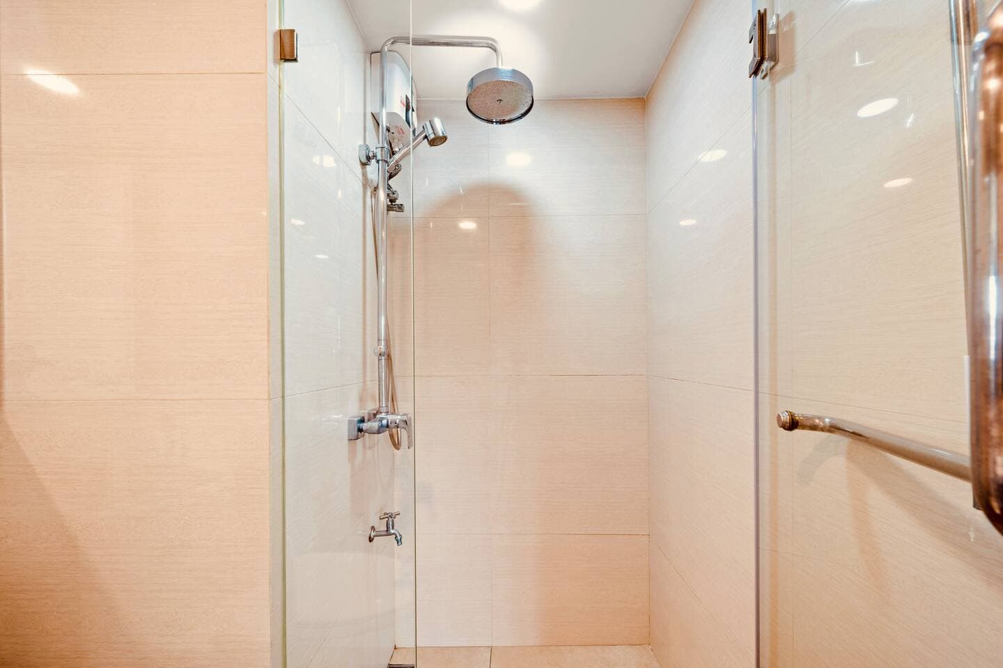 Refreshing walk-in shower with high-pressure water heater