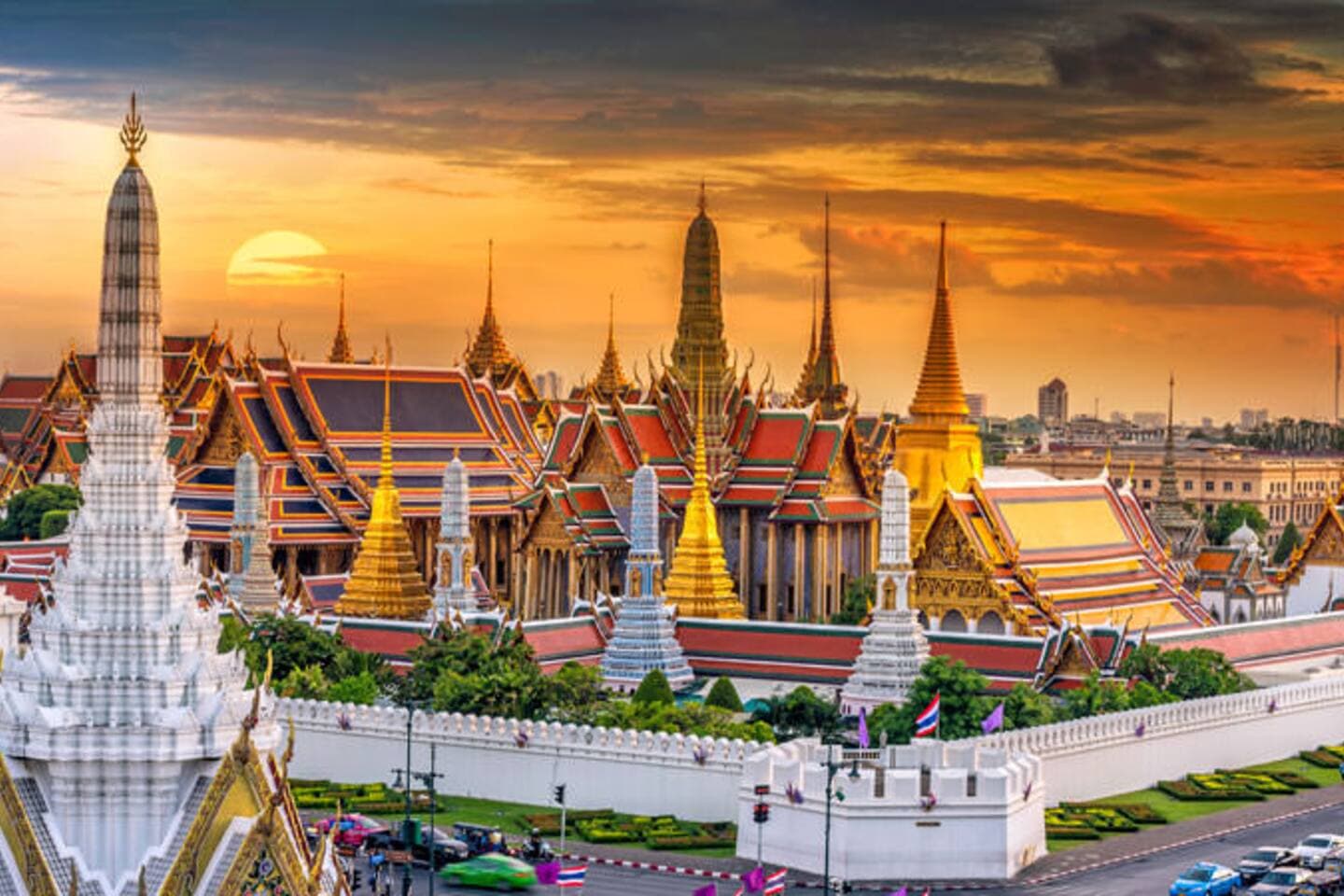The majestic Grand Palace – a famous landmark easily accessible from the condo