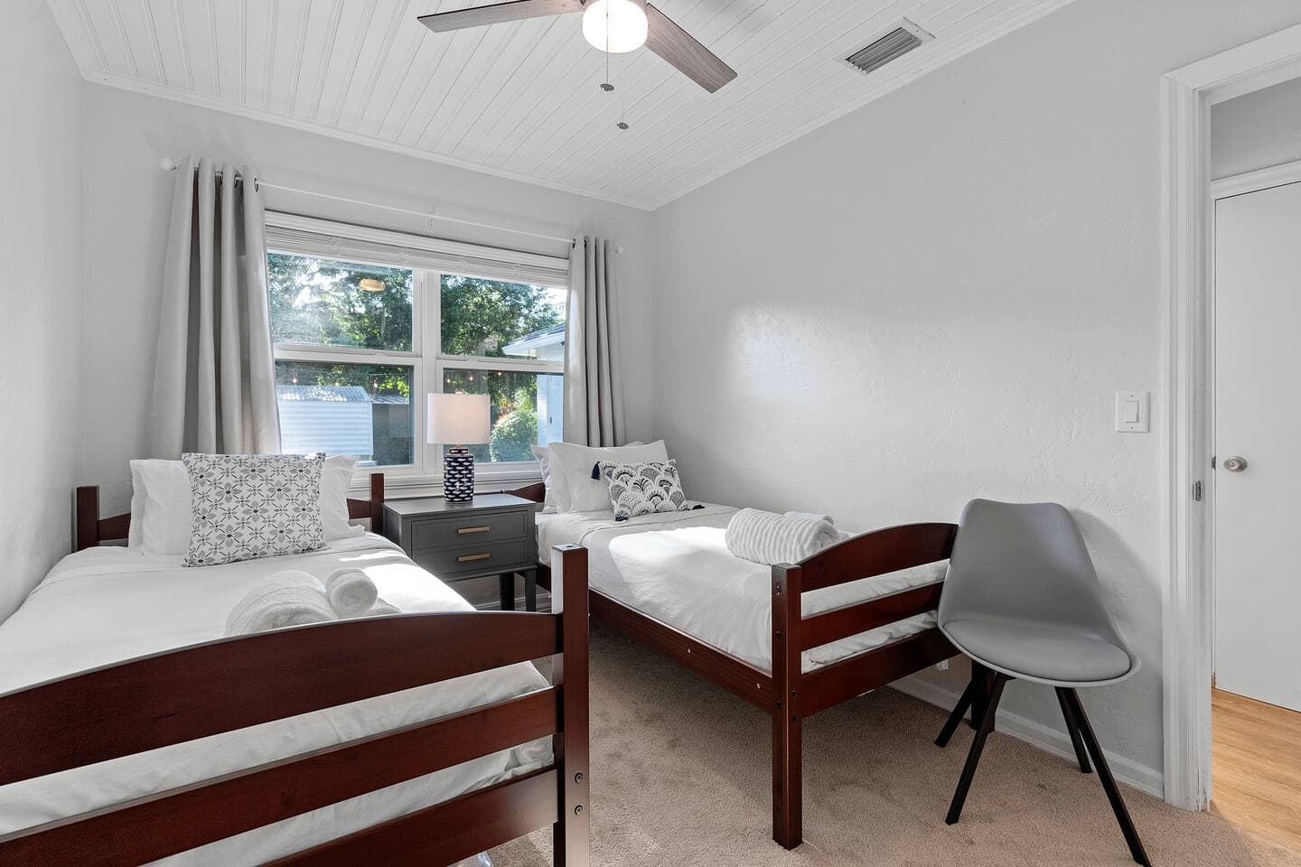 win bedroom setup ideal for families or groups – Falling Moss Villa