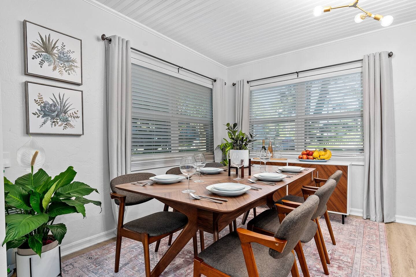 Scenic dining area set for a family dinner near Downtown Orlando
