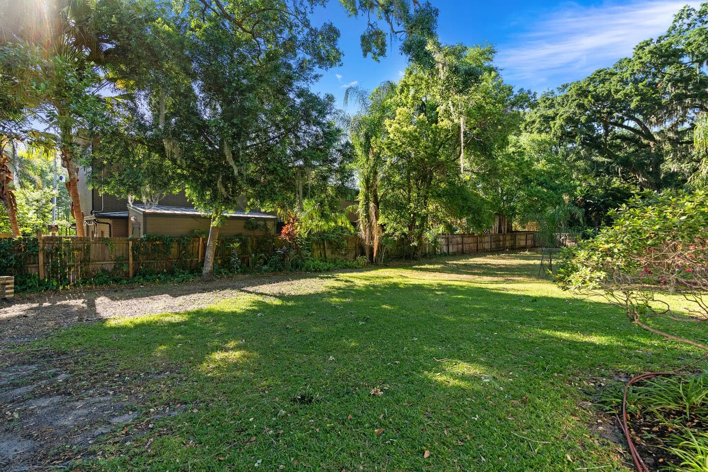 Spacious, sunlit private backyard with mature shade trees – Falling Moss Villa