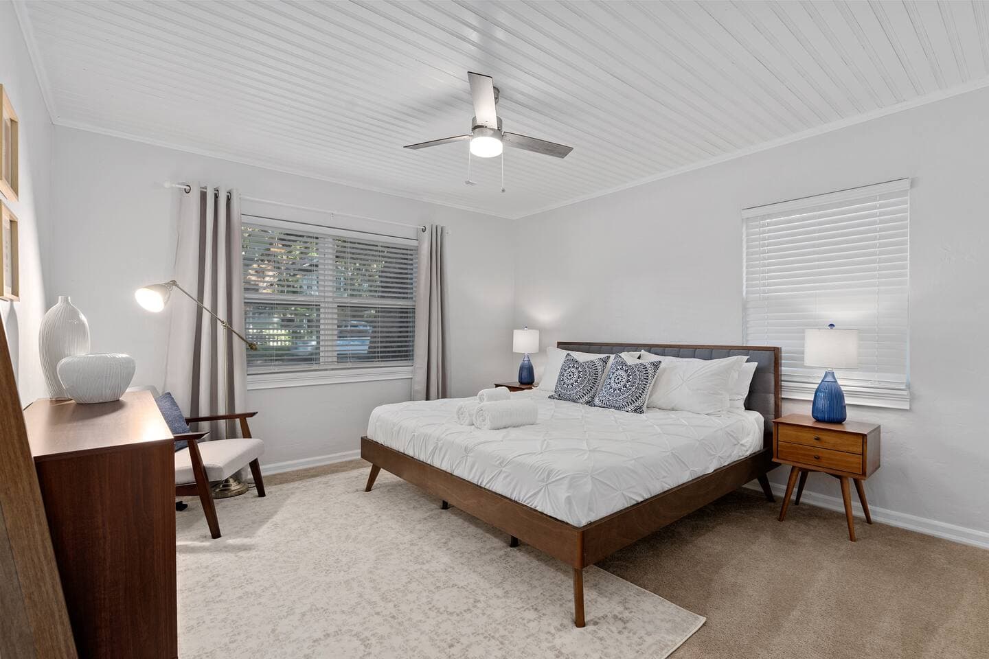 Primary suite with king-size bed and luxury white linens – Orlando Rental
