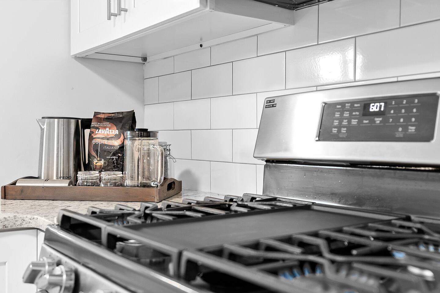 Detail of high-end gas range and gourmet cooking amenities - Orlando Rental